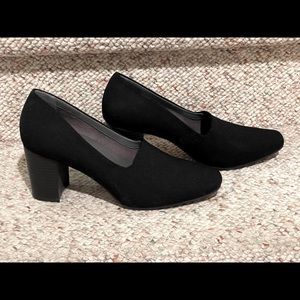 Aerosoles “heel rest” black pumps. Size 7.
